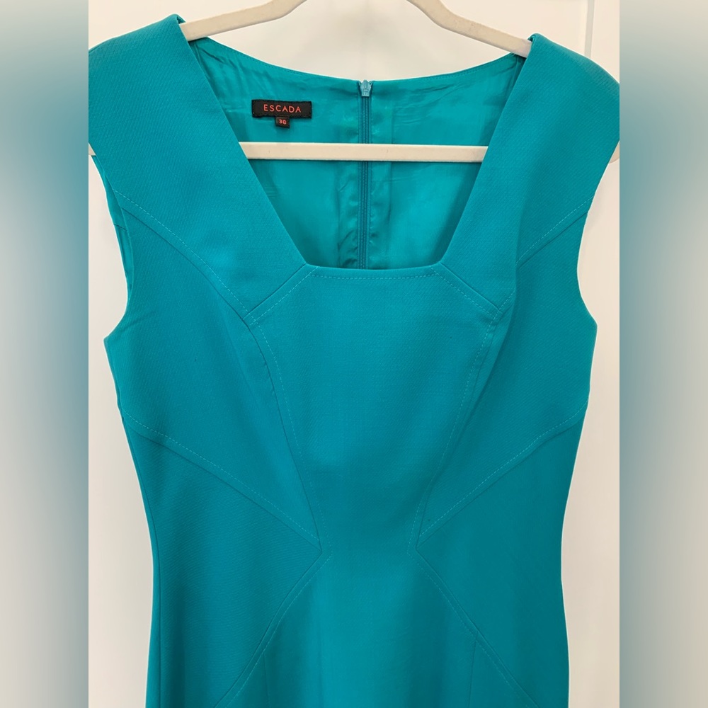 Escada Sz 36 US 4 Sleeveless Teal Sheath Square V Neck Knee Length Pencil Dress